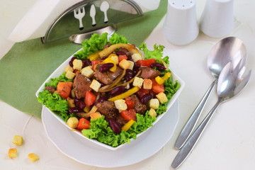 Warm salad with chicken liver, beans, tomatoes, sweet paprika, croutons and balsamic dressing