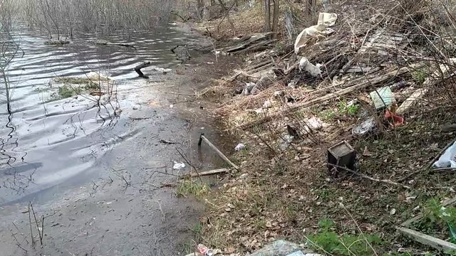 garbage in the riverside shows the pollution.