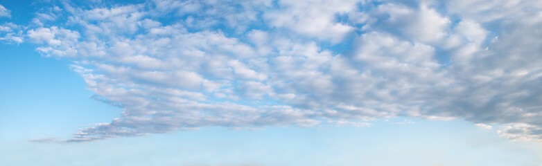 Himmelspanorama türkis mit Schäfchenwolken