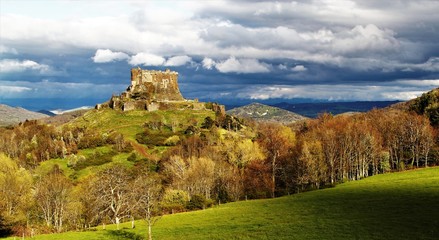 Fototapeta na wymiar château fort en Auvergne