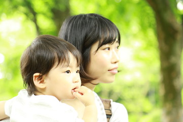 遊ぶ親子