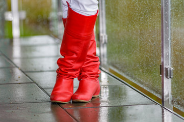 rote Stiefel im Regen
