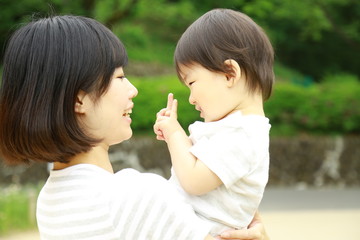 遊ぶ親子