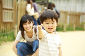 遊ぶ親子