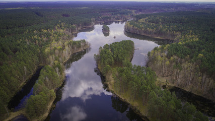 Fototapeta na wymiar jeziora i lasy z lotu ptaka