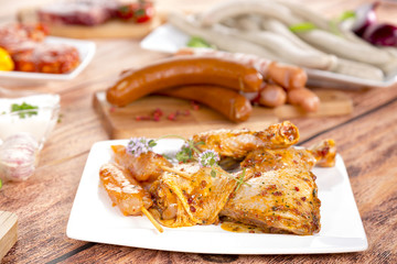 Mariniertes Fleisch zum Grillen  auf weißem Teller