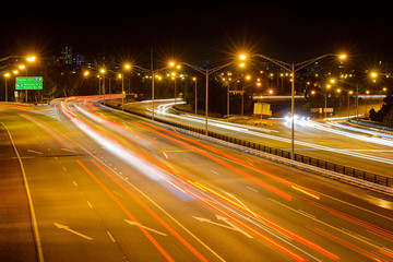 Mehrspurige Strasse bei Nacht, Lichtspuren, Mitchell Fwy, Freeway im Centrum von Perth City, Westküste, Westaustralien, Australien, Down Under