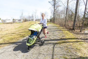 Obraz premium Mother doing Training, jogging with baby