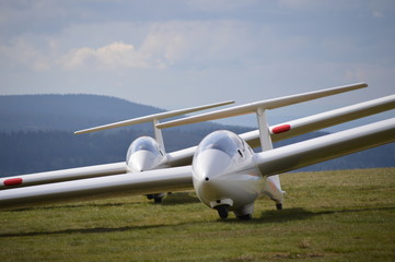 Segelflugzeuge warten auf Start