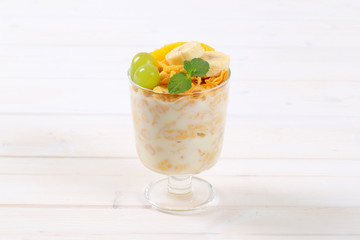 corn flakes with milk and fresh fruit