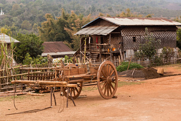 Fototapeta premium Carro de madera en poblado de Myanmar.