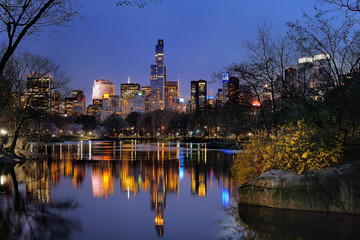 Naklejka premium Central Park in dusk and midtown Manhattan