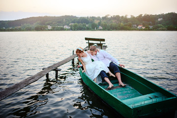 Obraz premium Young couple in love on sail boat having fun with tablet - Happy luxury lifestyle on yacht sailboat