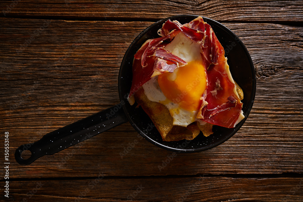 Wall mural tapas huevos rotos broken eggs with ham