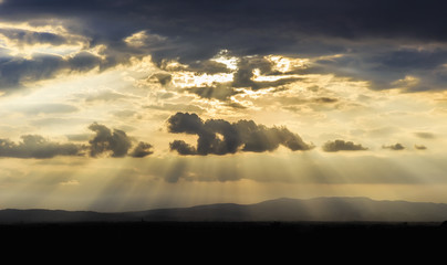 Fototapeta premium Rays of the setting sun over the Tuscan valley