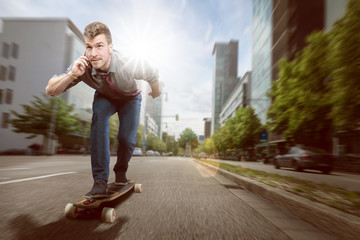 Geschäftsmann telefoniert auf Longboard