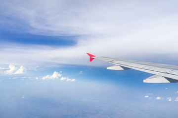 Fototapeta premium beautifu aircraft wing on cloud and blue sky.