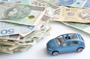 polskie banknoty i samochód © Pio Si