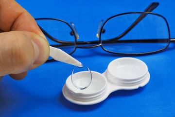 Removing the soft contact lens from the storage case