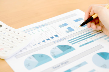 Obraz premium Businesswoman analyze year plan with calculator