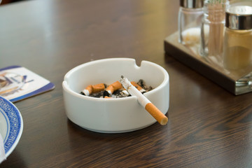 Zigarette, Aschenbecher, Gastronomie, Rauchverbot, rauchen, Nichtraucher,