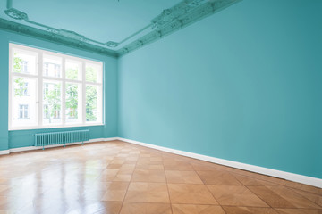 leeres zimmer frisch gestrichen und renoviert