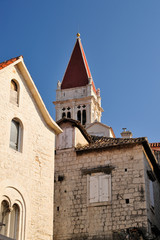 Fototapeta na wymiar enge Gasse in der Innenstadt, im Hintergrund St.-Laurentius-Kathedrale, UNESCO Weltkulturerbe, Trogir, Mitteldalmatien, Kroatien