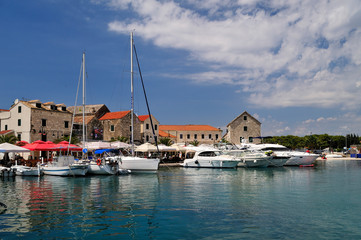Fototapeta na wymiar am Hafen, Adria, Primosten, Region Sibenik-Knin, Mitteldalmatien, Kroatien
