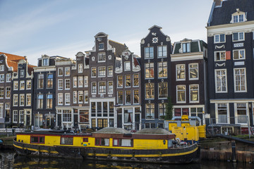 Costruzioni tra i canali di Amsterdam
