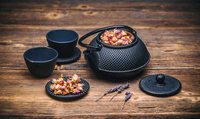 Tea cups with teapot