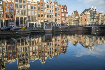 Fototapeta na wymiar Costruzioni tra i canali di Amsterdam