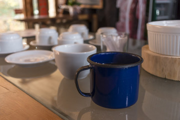 cafe na caneca em cima da mesa