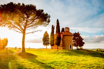 La chapelle de Vitaleta dans le Val d'Orcia en Toscane au soleil couchant