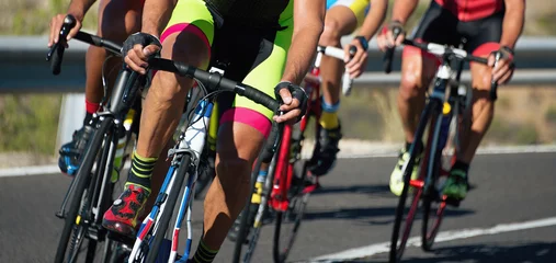 Poster Vélo Compétition cycliste, athlètes cyclistes faisant une course à grande vitesse