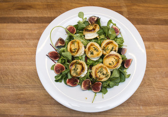 Salat mit überbackenem Ziegenkäse