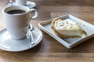 cafe na caneca em cima da mesa
