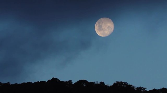 Entardecer com lua no c&eacute;u.