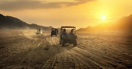 Selbstklebende Fototapete Sandige Wüste Buggy fahren in der Wüste