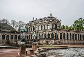 Fototapeta na wymiar Старинный дворец Цвингер в Дрездене