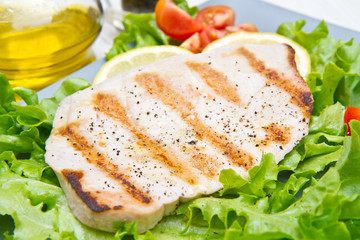 fillet of grilled tuna with salad and tomatoes