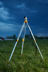 Геодезический нивелир на стойке