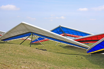 Obraz na płótnie Canvas Hang gliders prepared to launch