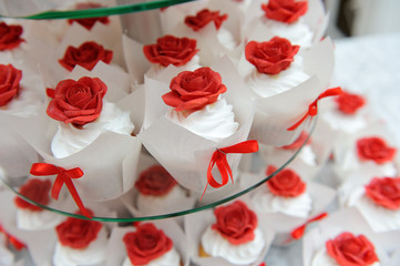 Beautiful and tasty wedding cupcake