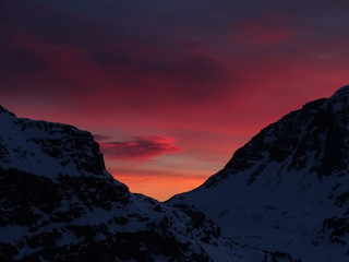 Ciel orangé en montagane