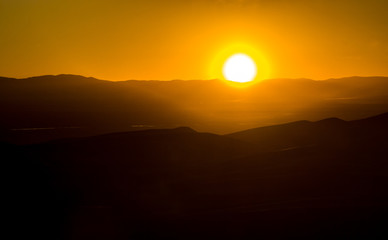 Fototapeta premium Glowing sunset behind mountainous landscape in Colorado