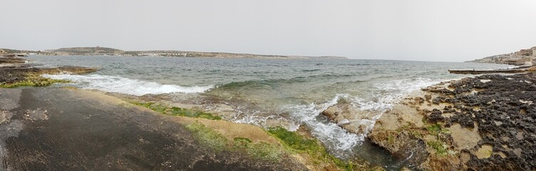 Panorama kamienista plaża © michalsen