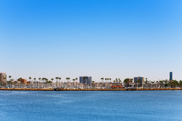 Obraz premium Marina Long Beach i pejzaż miejski, widok z morza