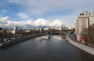 Naklejka premium Mosca, 26/04/2017: le mura del Cremlino e la cittadella fortificata con il Ponte di Bolshoi Kamenny e una crociera sul fiume Moscova