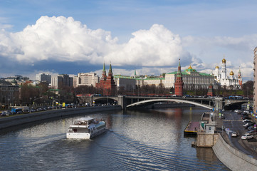 Mosca, 26/04/2017: le mura del Cremlino e la cittadella fortificata con il Ponte di Bolshoi Kamenny e una crociera sul fiume Moscova