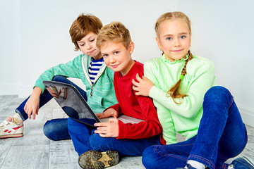 children with laptop